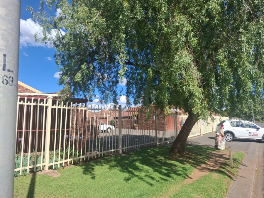 2 Bedroom Property for Sale in Pellissier Free State